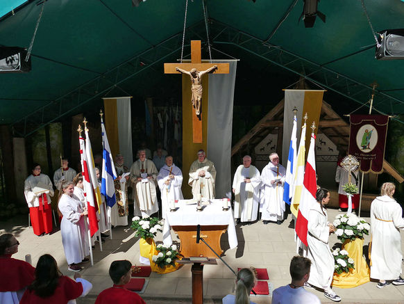 Festgottesdienst zum 1.000 Todestag des Heiligen Heimerads auf dem Hasunger Berg (Foto: Karl-Franz Thiede) Festgottesdienst zum 1.000 Todestag des Heiligen Heimerads auf dem Hasunger Berg (Foto: Karl-Franz Thiede)